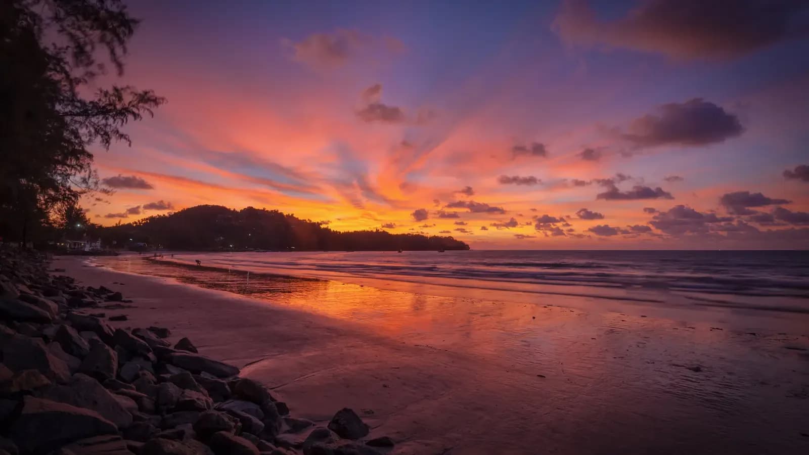 La plage de Bang Tao, à Phuket, au coucher du soleil