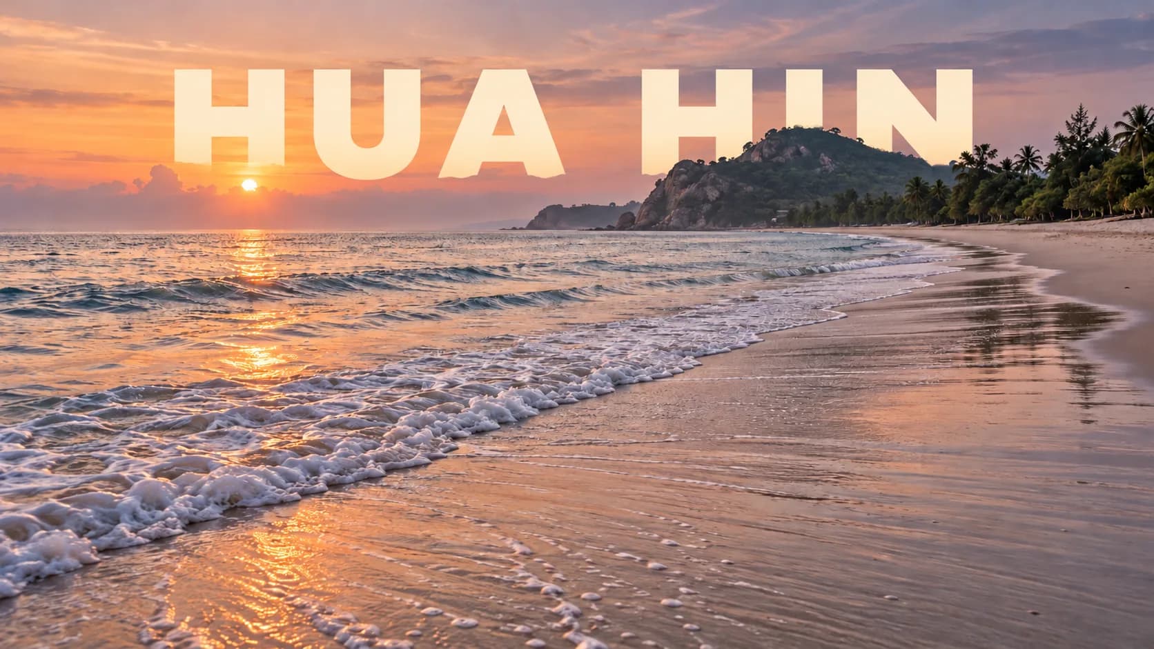 Illustration générée : longue plage à l’aube et promontoire boisé, paysage inspiré de Hua Hin. Habillage éditorial ivoire « HUA HIN », intégré à la profondeur de la scène.