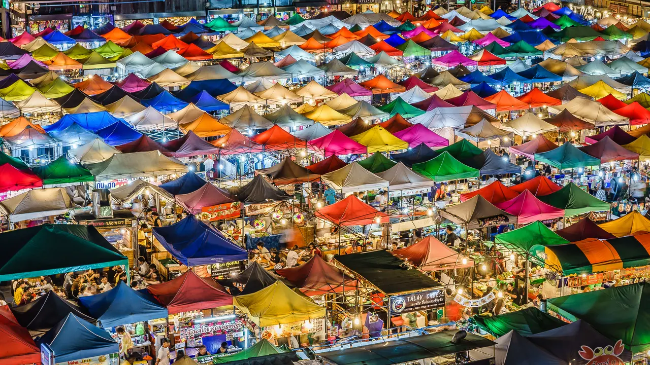 ตลาดกลางคืนย่านรัชดามองจากด้านบน ผ้าใบหลากสีและแสงไฟของแผงค้า