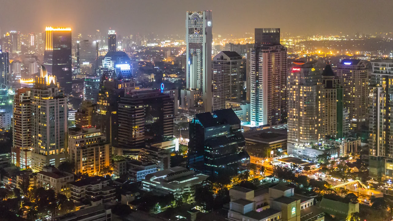 สาทรยามค่ำคืน อาคารสำนักงานและที่พักอาศัย มองจากดาดฟ้าในย่าน