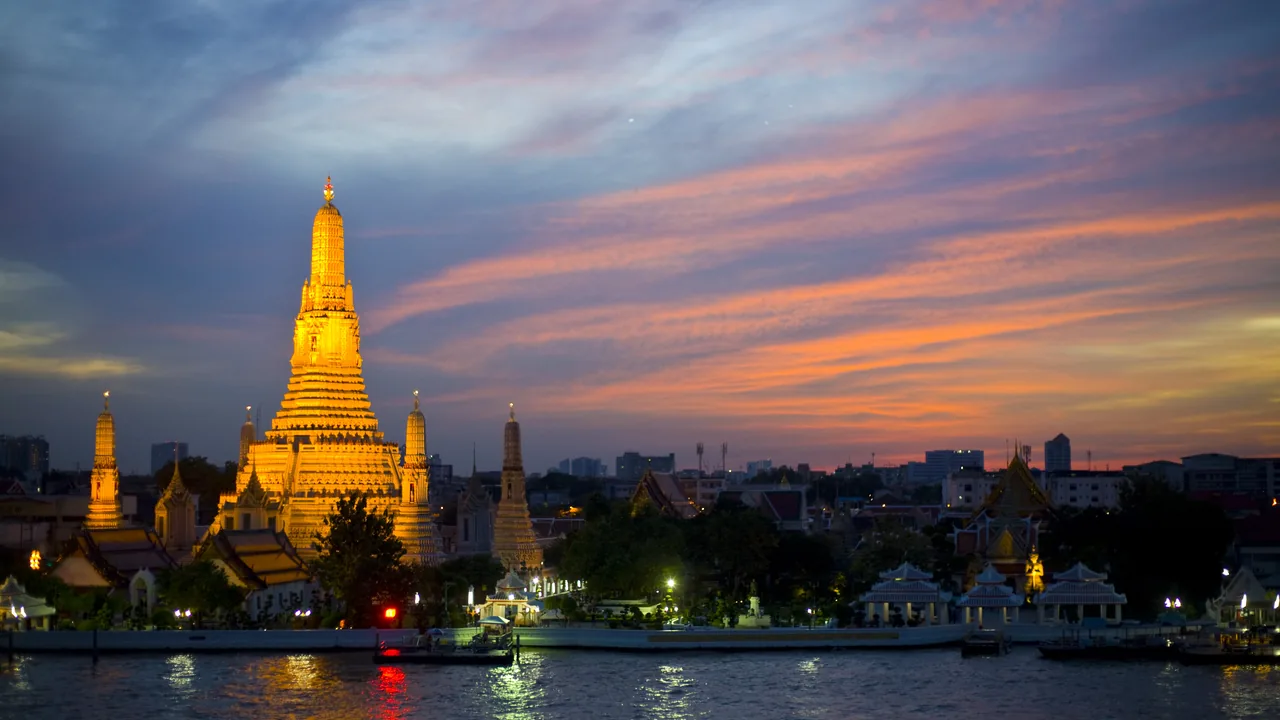 วัดอรุณยามอาทิตย์ตก มองจากฝั่งรัตนโกสินทร์ข้ามแม่น้ำไป