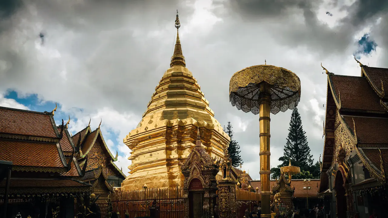 เจดีย์ทองของวัดพระธาตุดอยสุเทพ เหนือตัวเมือง