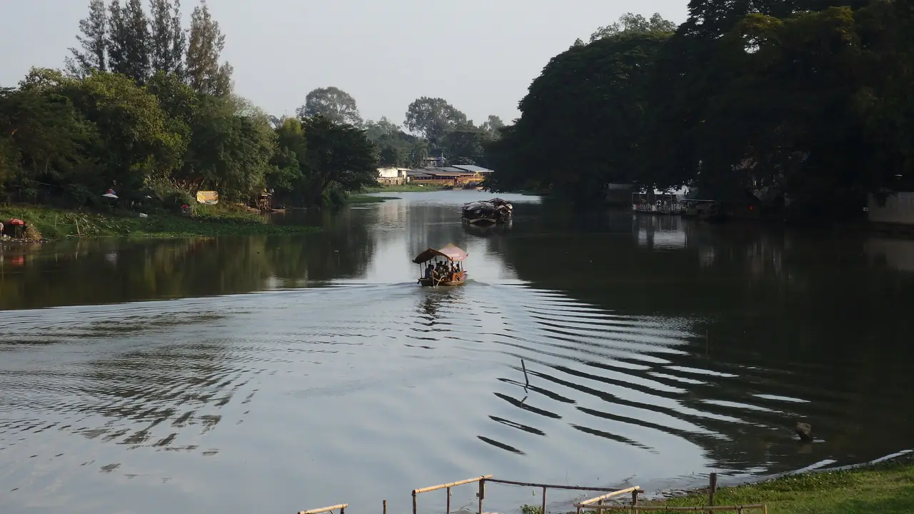 แม่น้ำปิงที่ช้างคลาน เรือแล่นทวนน้ำท่ามกลางแมกไม้