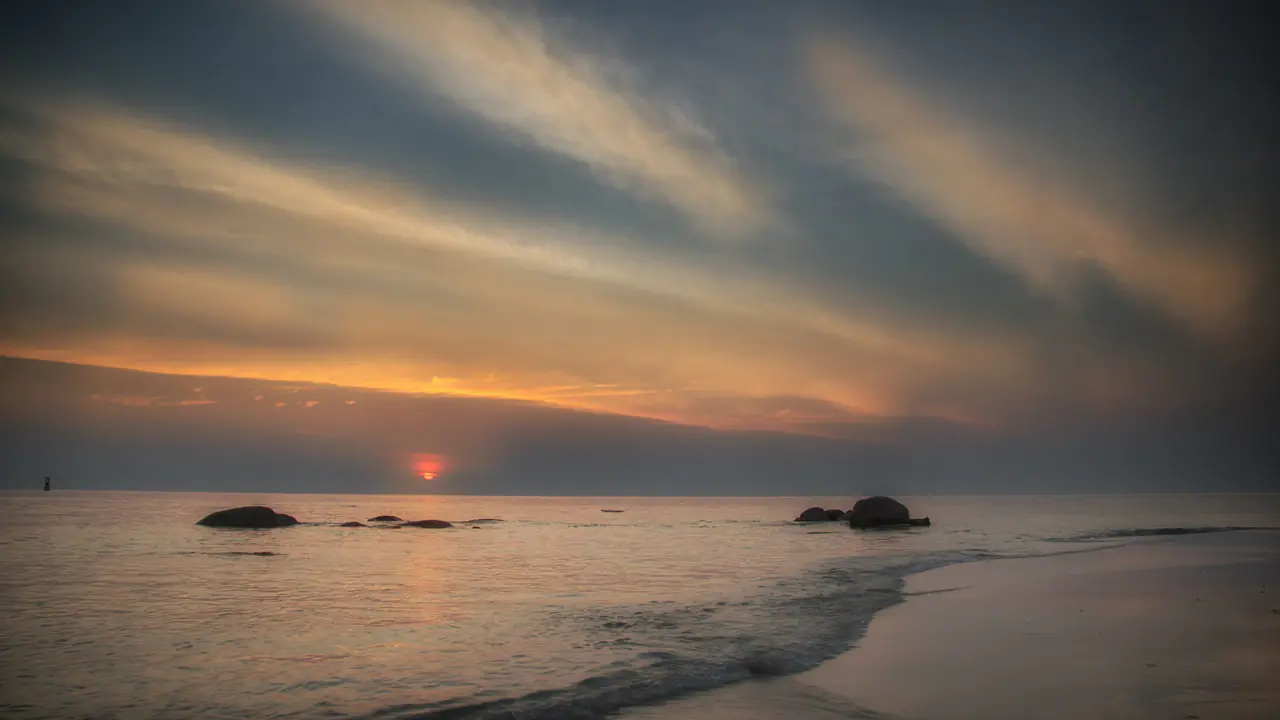 รุ่งอรุณที่ชายหาดสาธารณะหัวหินและโขดหิน