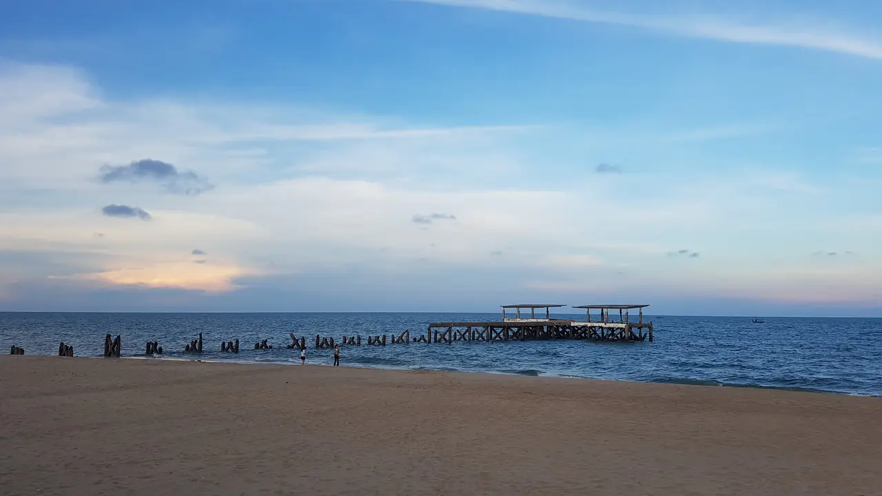 ยามเย็นบนชายหาดปราณบุรี หันหน้าสู่อ่าวไทย