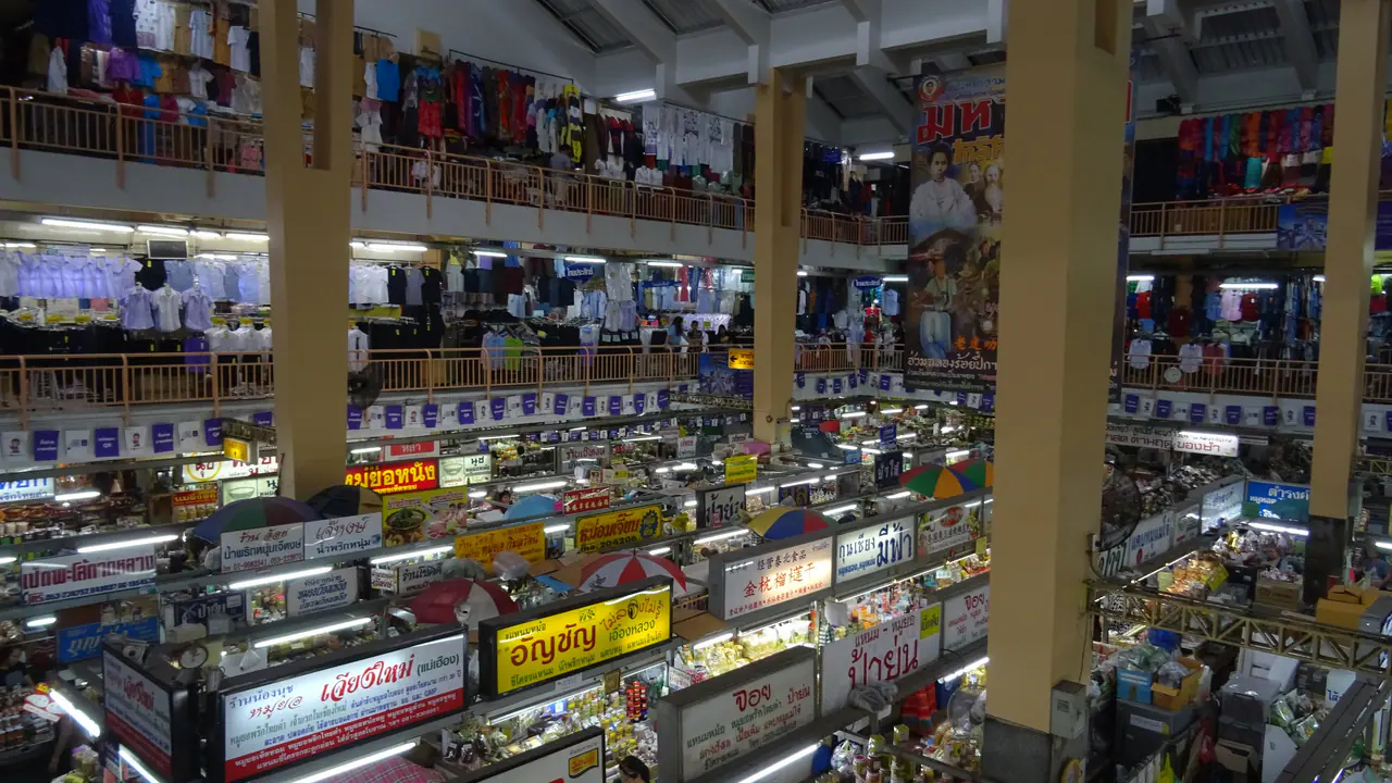ตลาดวโรรส เชียงใหม่ ระเบียงแผงค้ารอบโถงกลางขนาดใหญ่