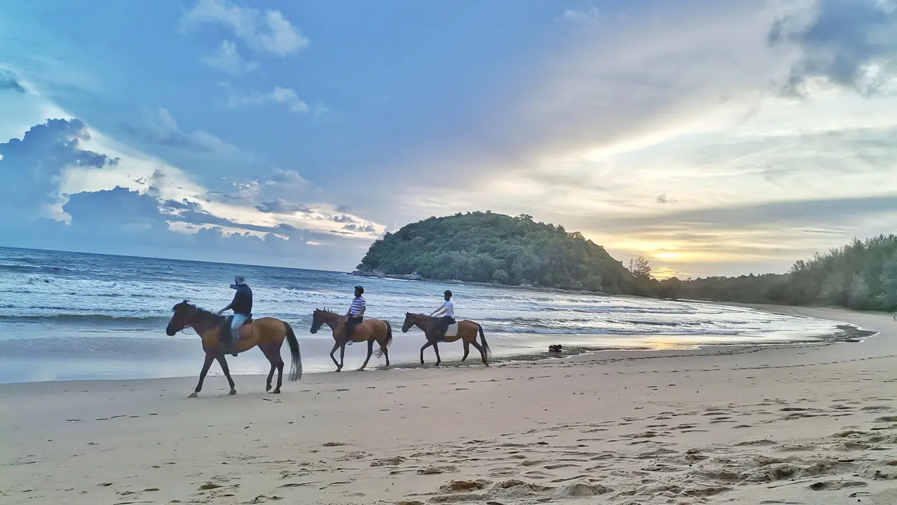 Fin d'après-midi sur la plage de Layan, au nord-ouest de Phuket, au pied des collines de Choeng Thale