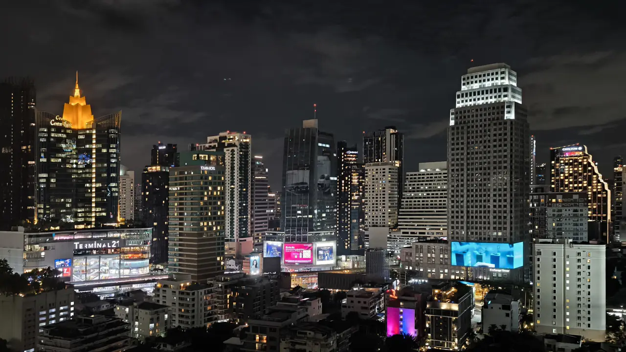 Sukhumvit à la nuit tombée : les tours résidentielles et les enseignes lumineuses du cœur de Bangkok