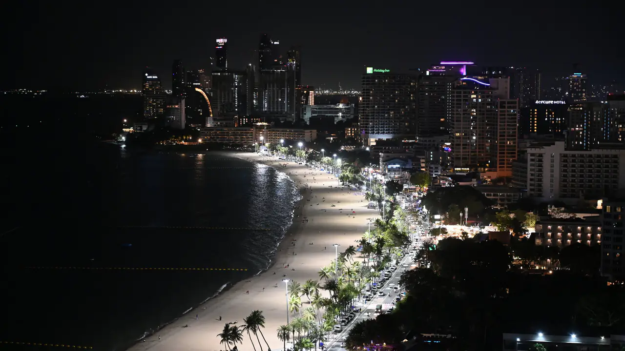 Pattaya Bay at night, Beach Road and its lit palms