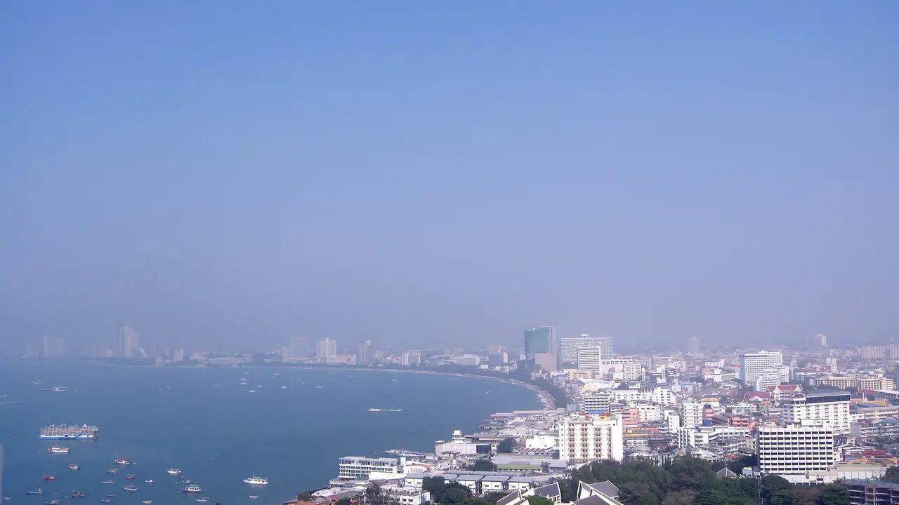 อ่าวพัทยามองจากที่สูง ชายหาด ตึกริมทะเล และเรือที่จอดทอดสมอ