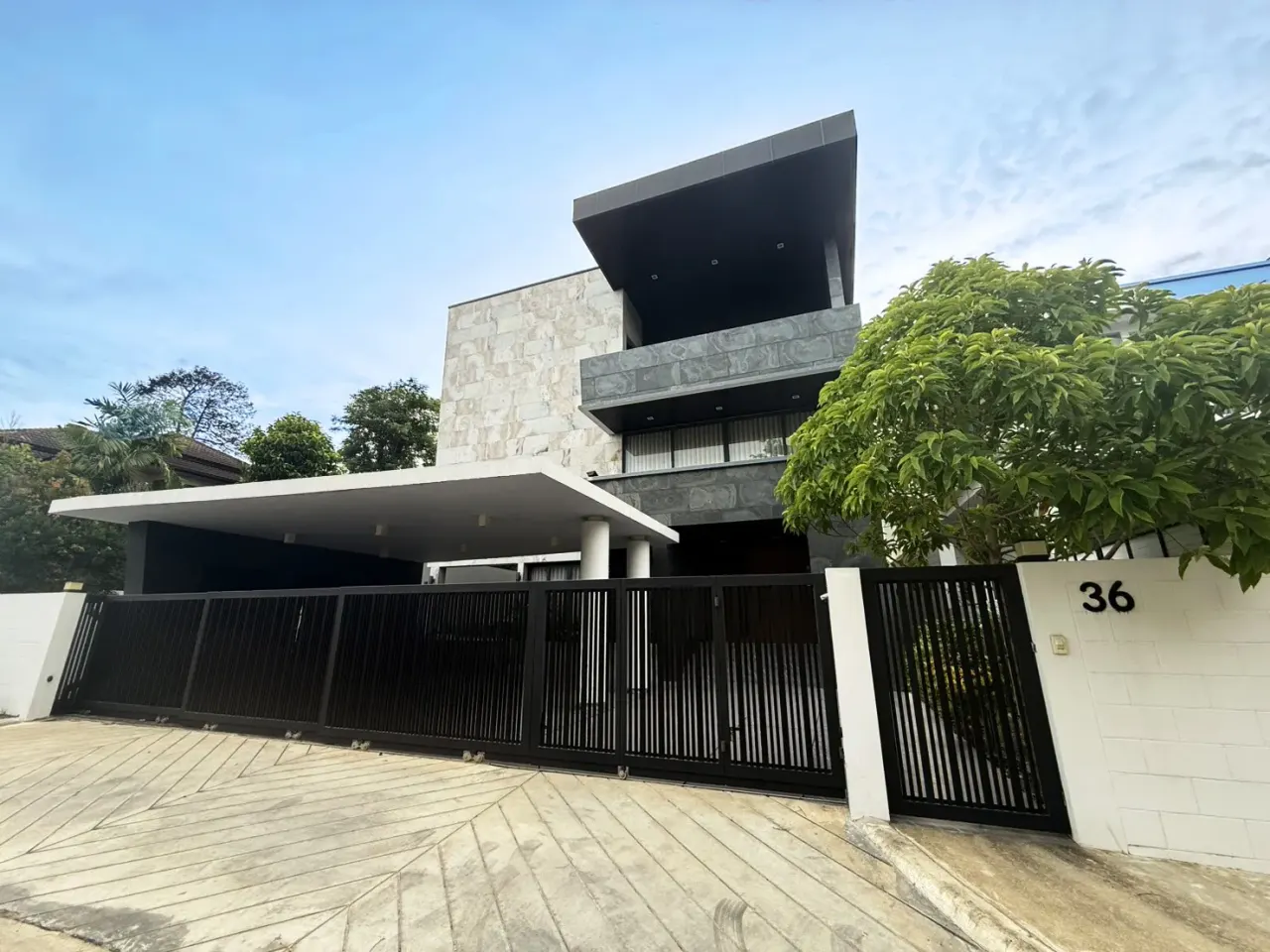 5 室 · 6 卫 · 690 m²