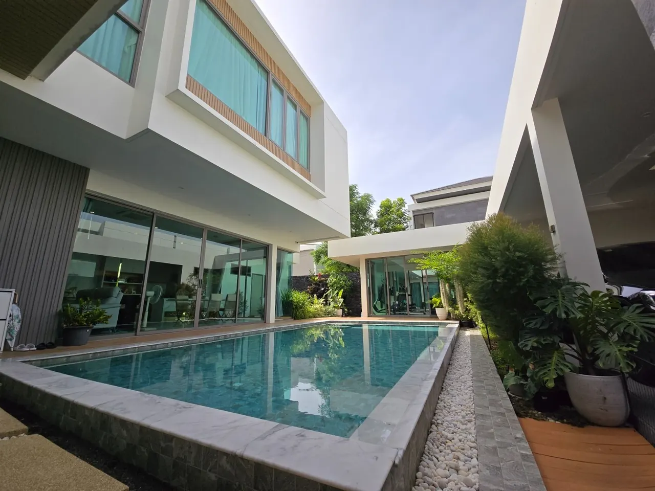 Villa · 4 bd · 4 ba · 295 m²