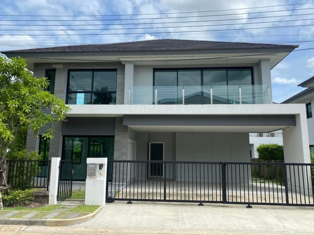 House · 4 bd · 5 ba · 285 m²
