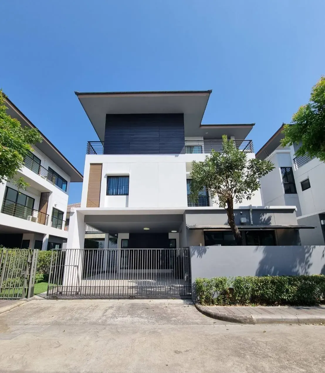 House · 3 ch. · 5 sdb · 216 m²