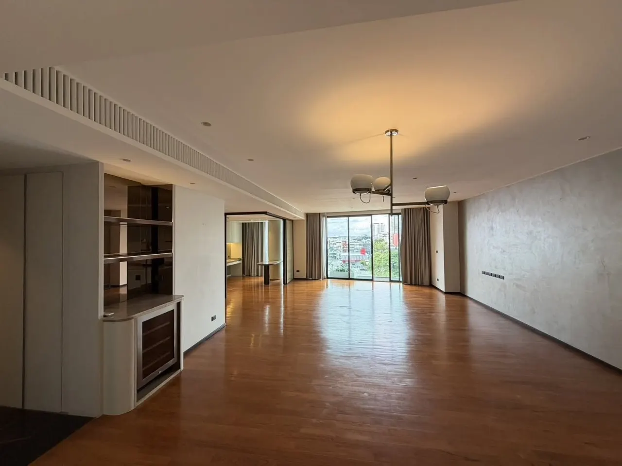 3 ห้องนอน · 3 ห้องน้ำ · 180 m²