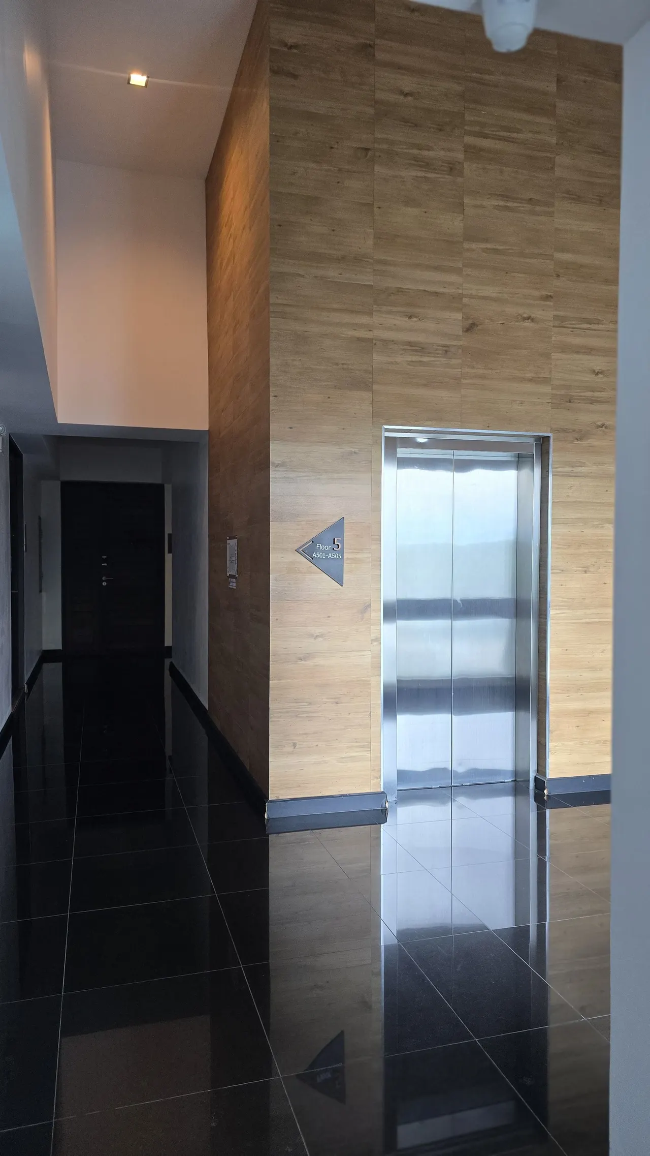 Condo · 2 bd · 3 ba · 102 m²