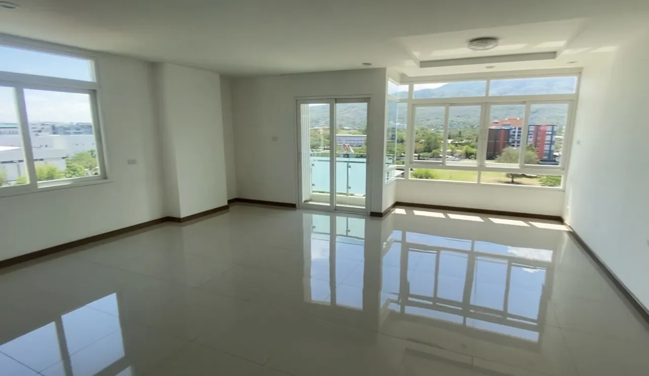 Condo · 2 室 · 2 卫 · 94 m²