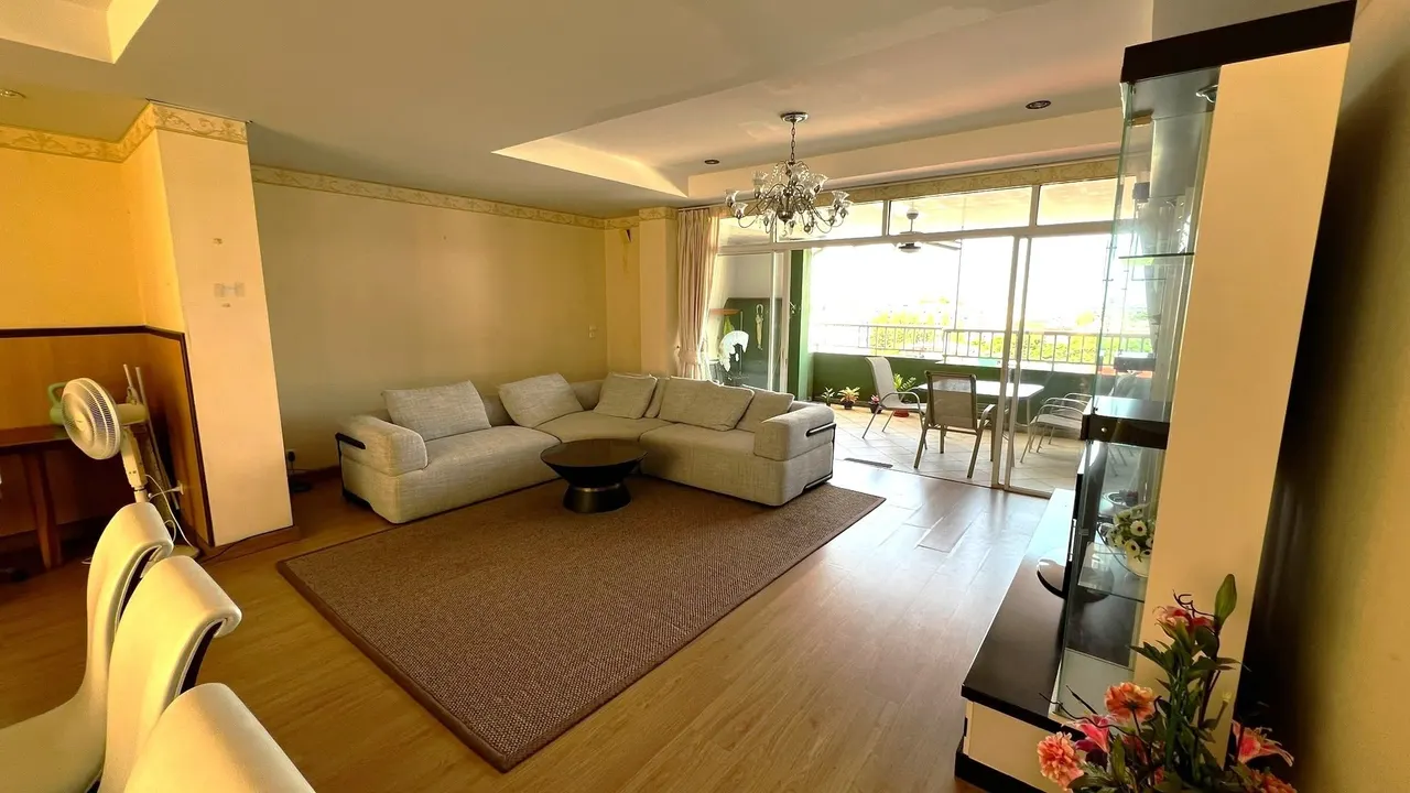 3 ห้องนอน · 2 ห้องน้ำ · 141 m²