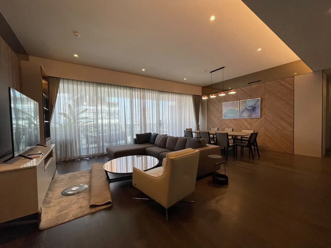 3 ห้องนอน · 4 ห้องน้ำ · 202 m²