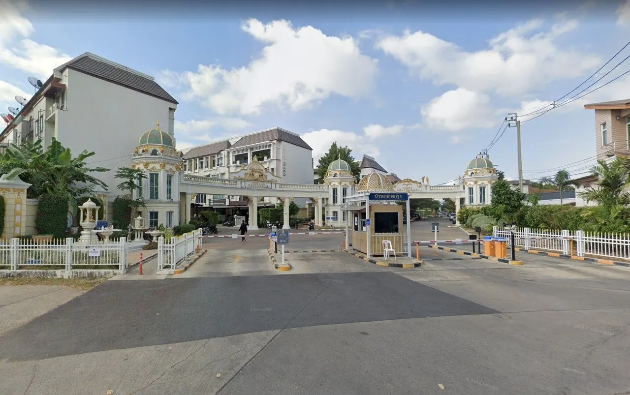 Baan Klang Krung (The Royal Viena Ratchavipha)