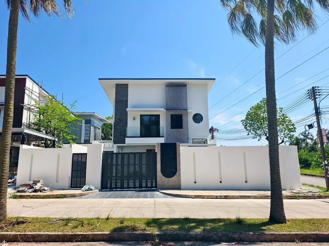 4 ห้องนอน · 4 ห้องน้ำ · 340 m²