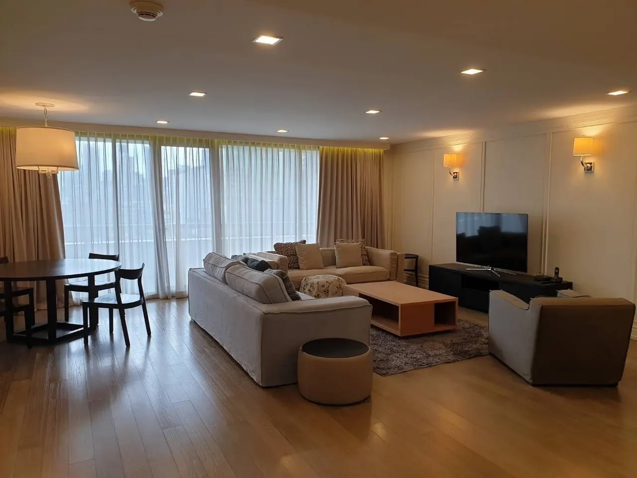 Condo · 2 bd · 2 ba · 210 m²