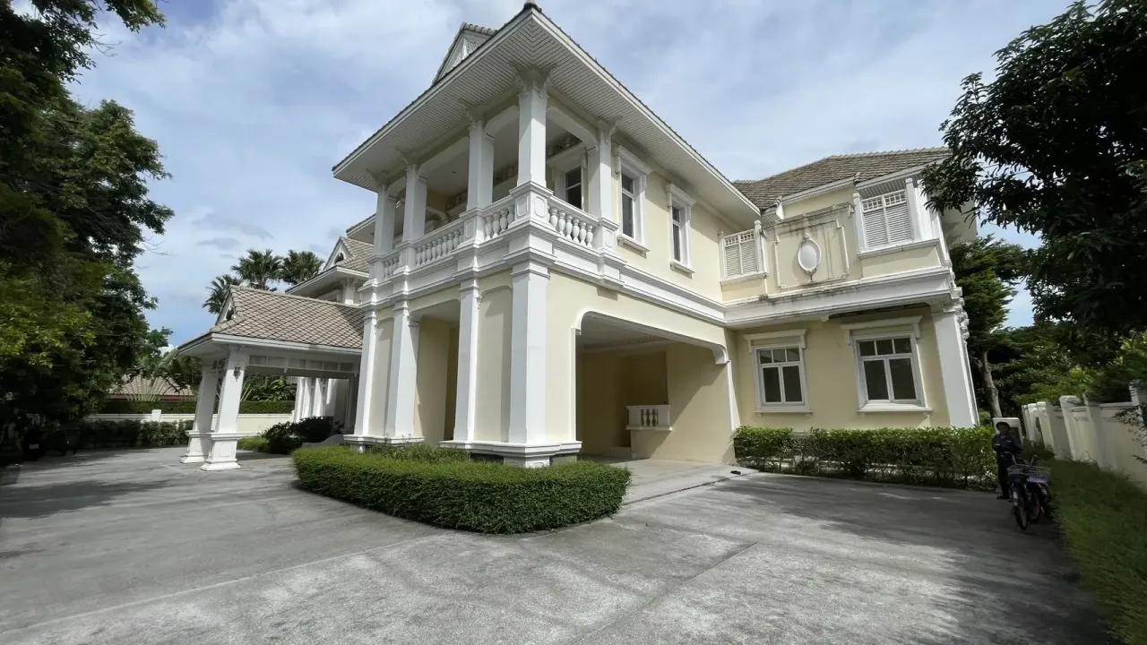 House · 4 bd · 7 ba · 1,154 m²