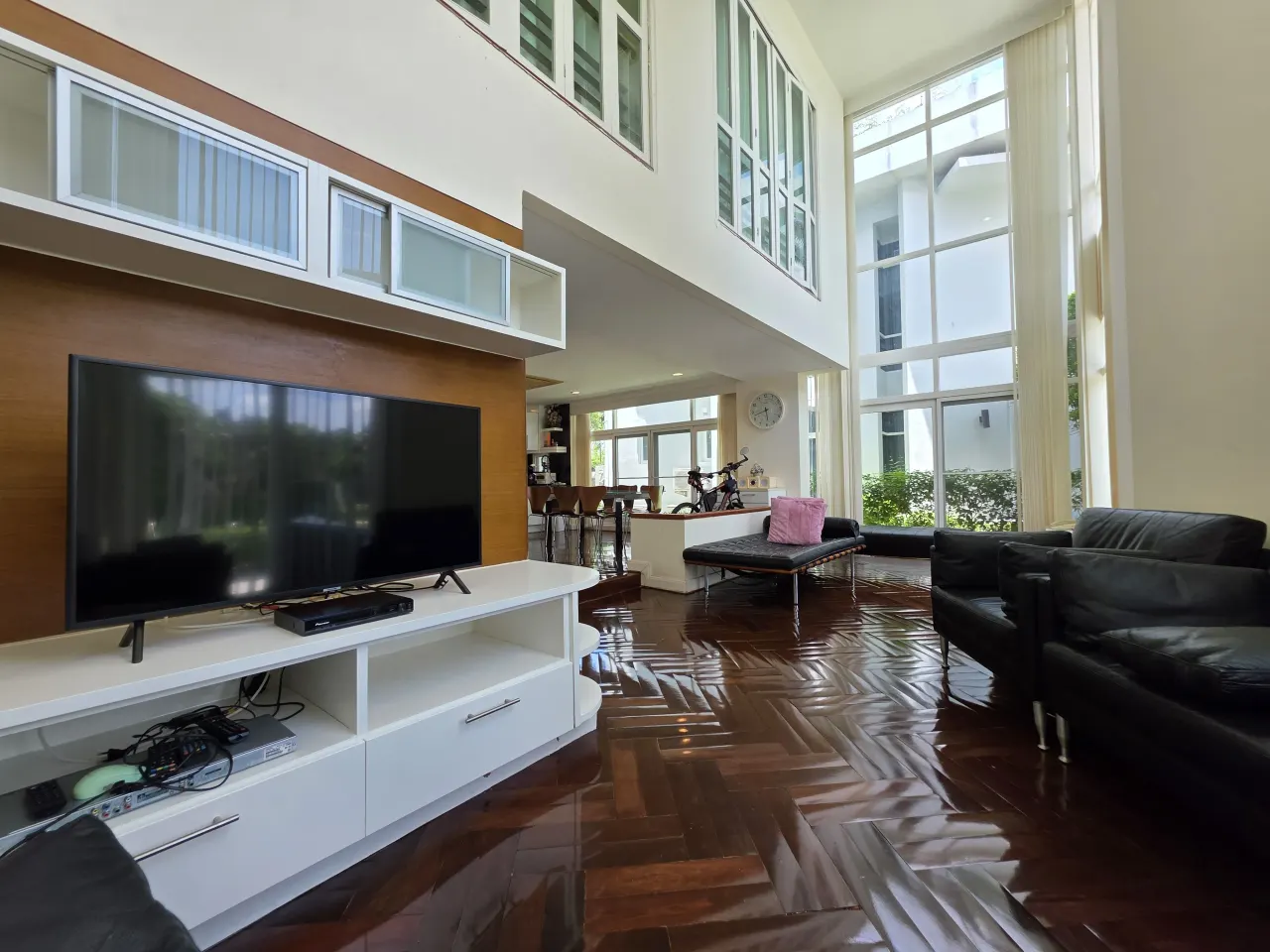 3 bd · 3 ba · 262 m²