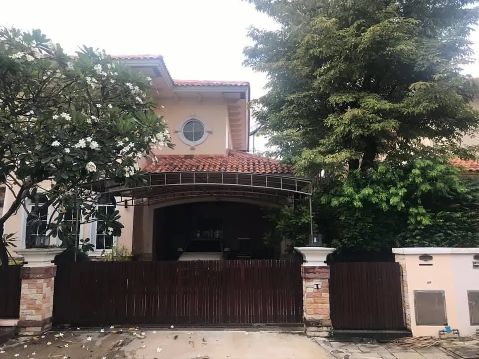 House · 3 bd · 3 ba · 295 m²