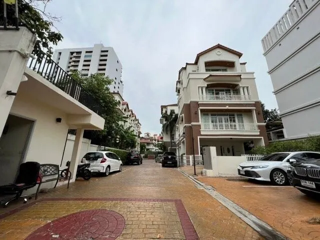 City Plus Ekkamai 10