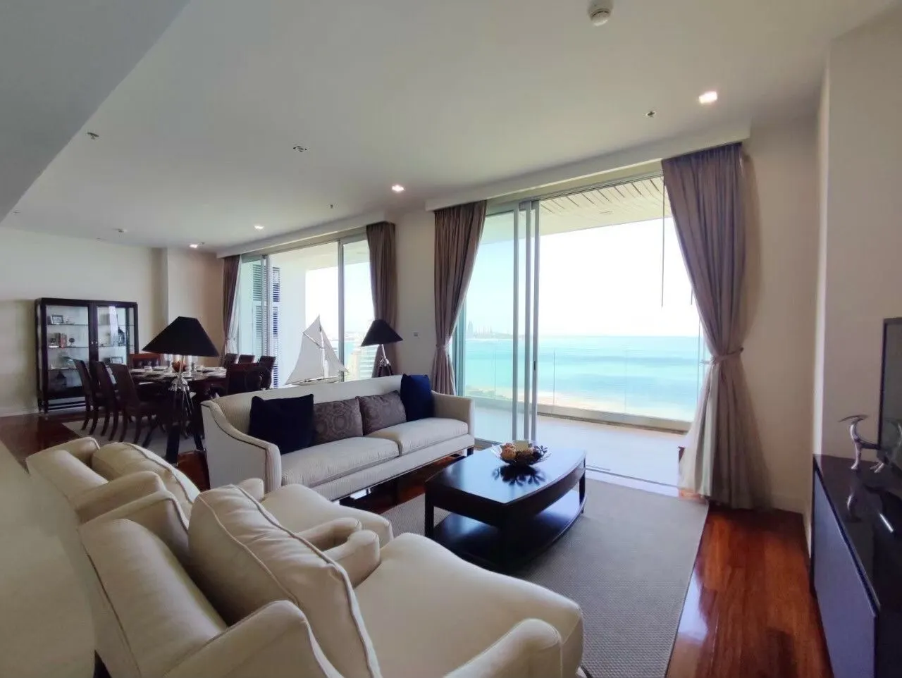 Condo · 3 室 · 3 卫 · 237 m²