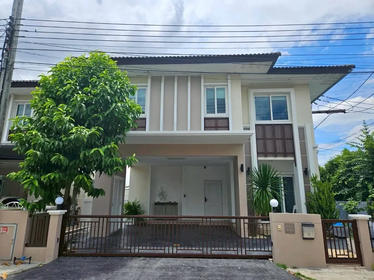 House · 3 室 · 3 卫 · 250 m²