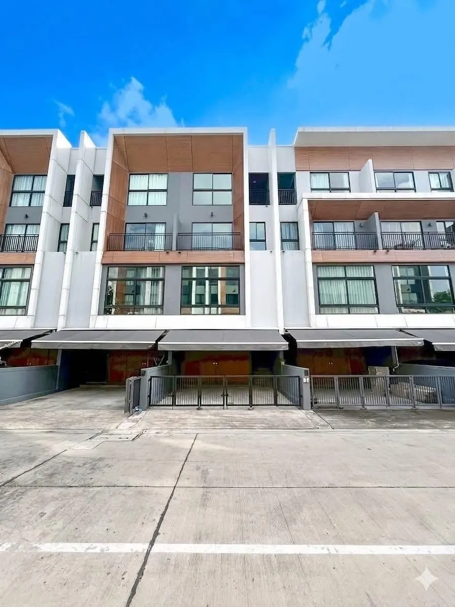 3 ห้องนอน · 4 ห้องน้ำ · 185 m²