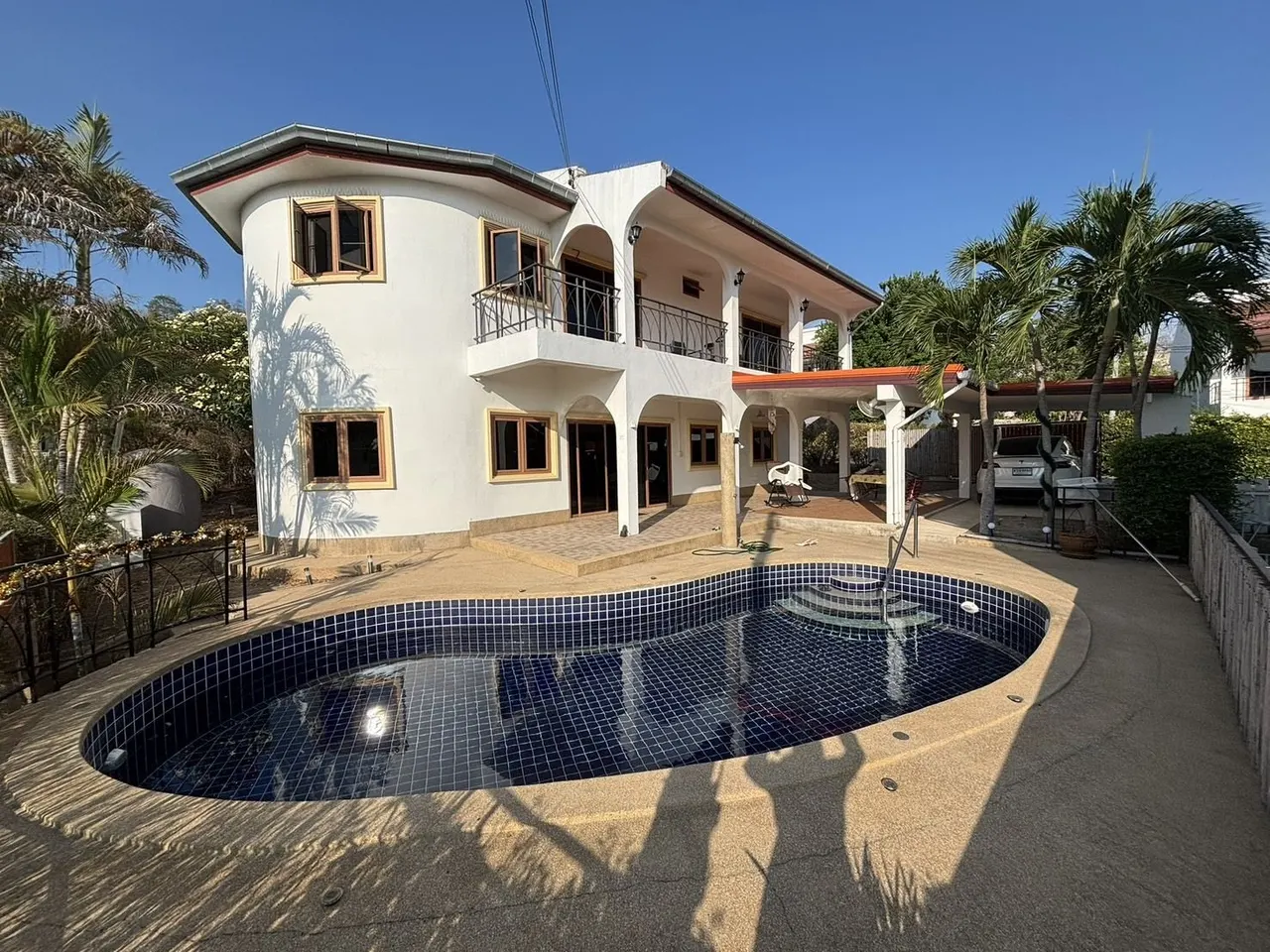 Villa · 4 室 · 4 卫 · 180 m²