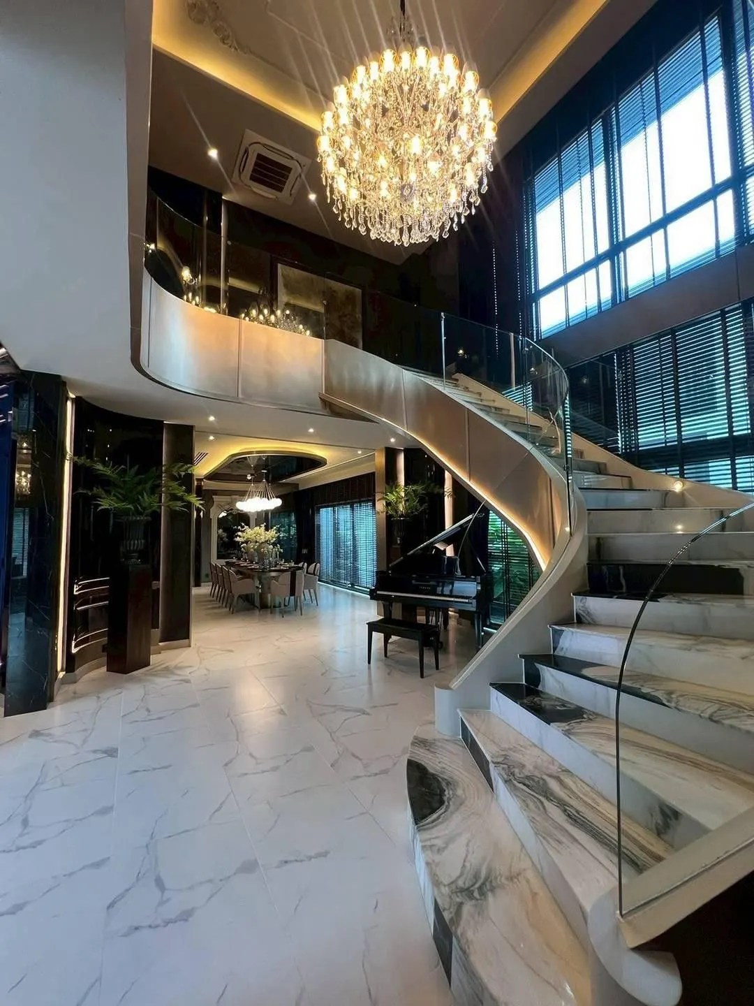 House · 5 bd · 6 ba · 604 m²