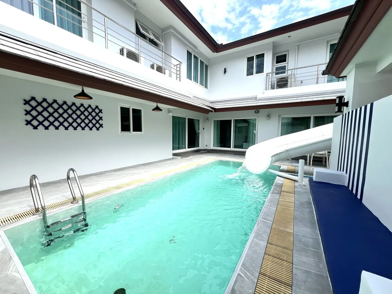 House · 4 bd · 4 ba · 250 m²