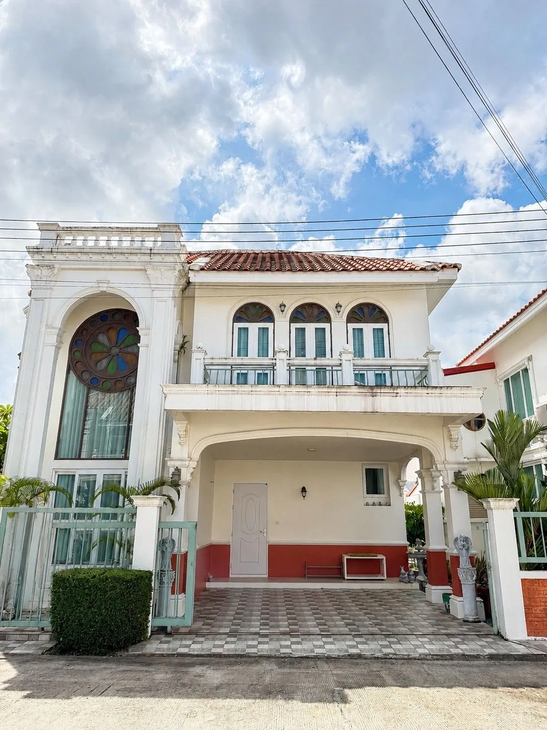 4 ห้องนอน · 3 ห้องน้ำ · 175 m²
