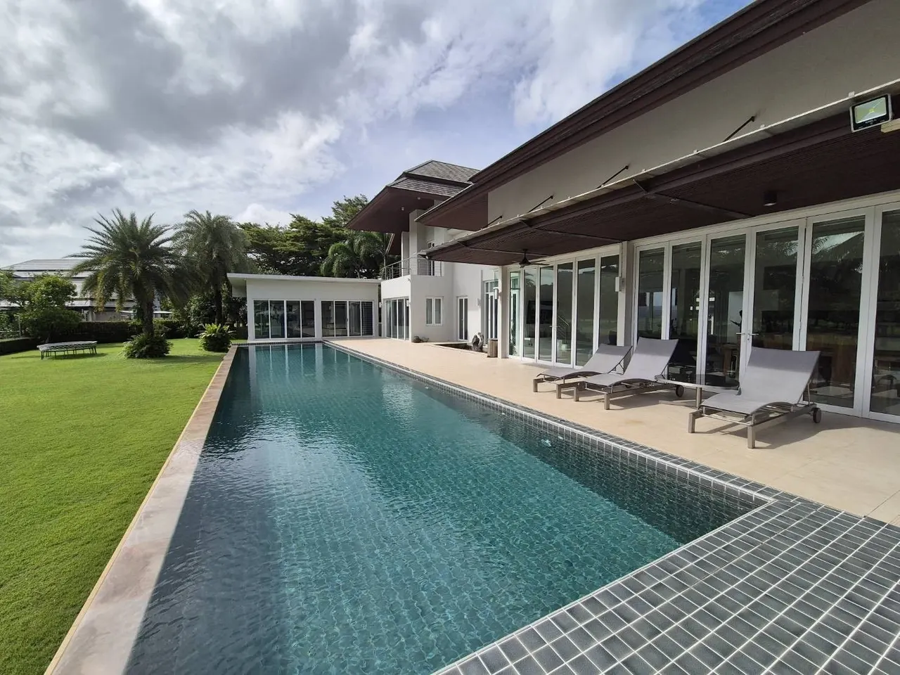 5 bd · 6 ba · 500 m²