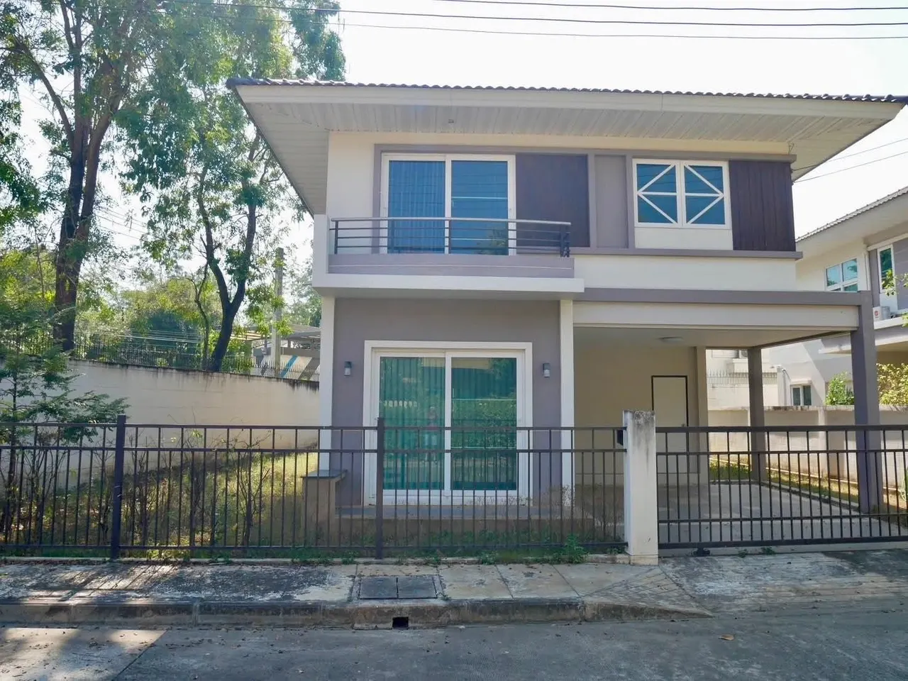House · 4 bd · 3 ba · 233 m²