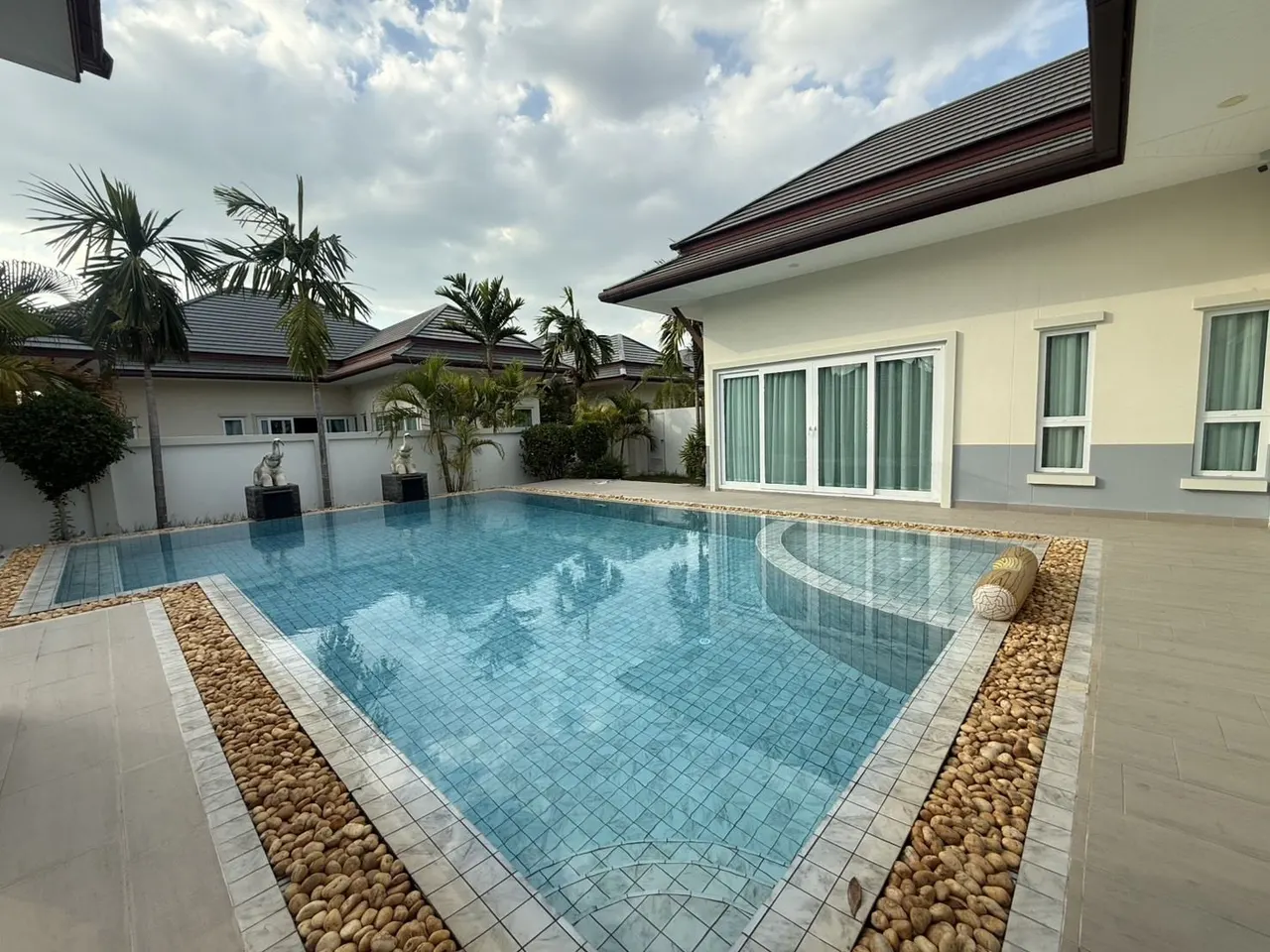 Villa · 3 ห้องนอน · 3 ห้องน้ำ · 180 m²