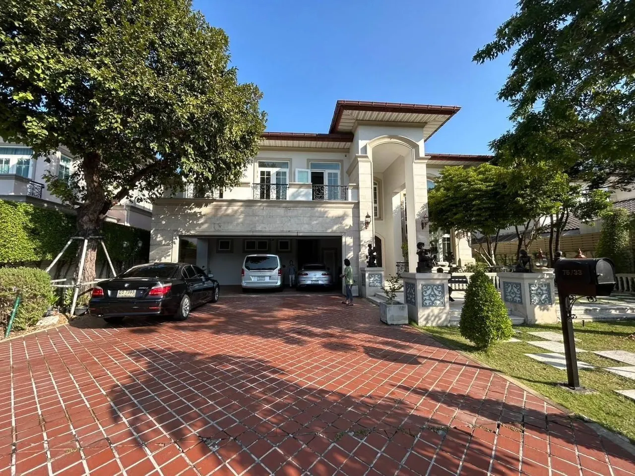 House · 5 bd · 8 ba · 700 m²