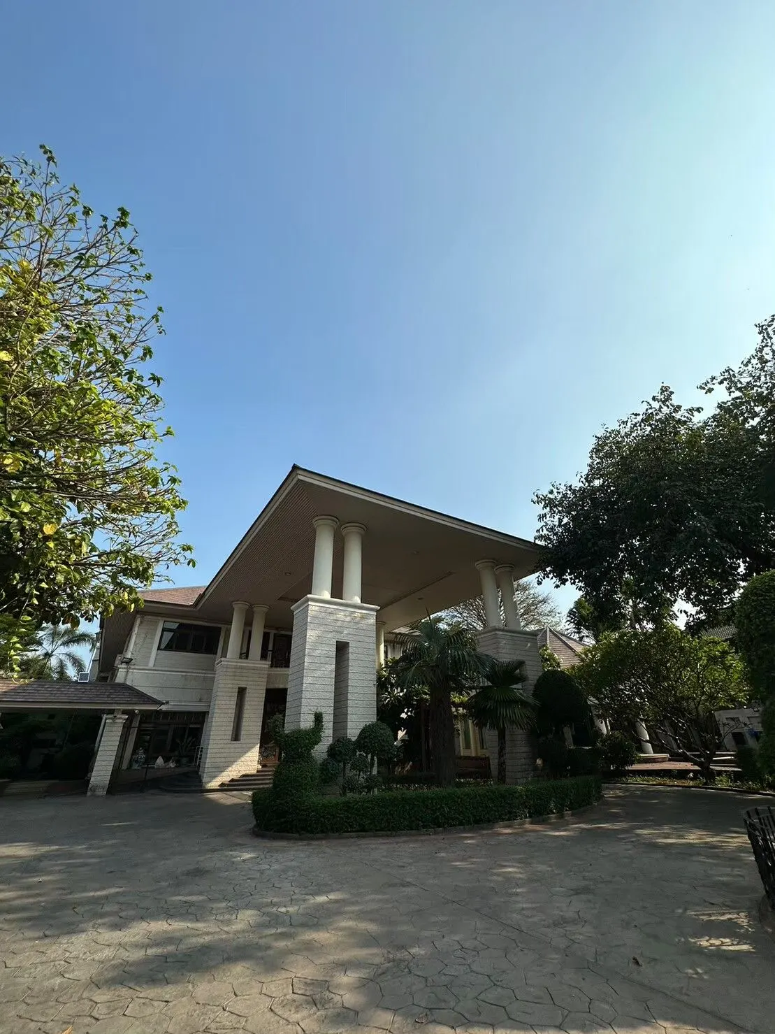 House · 5 ch. · 8 sdb · 2 000 m²