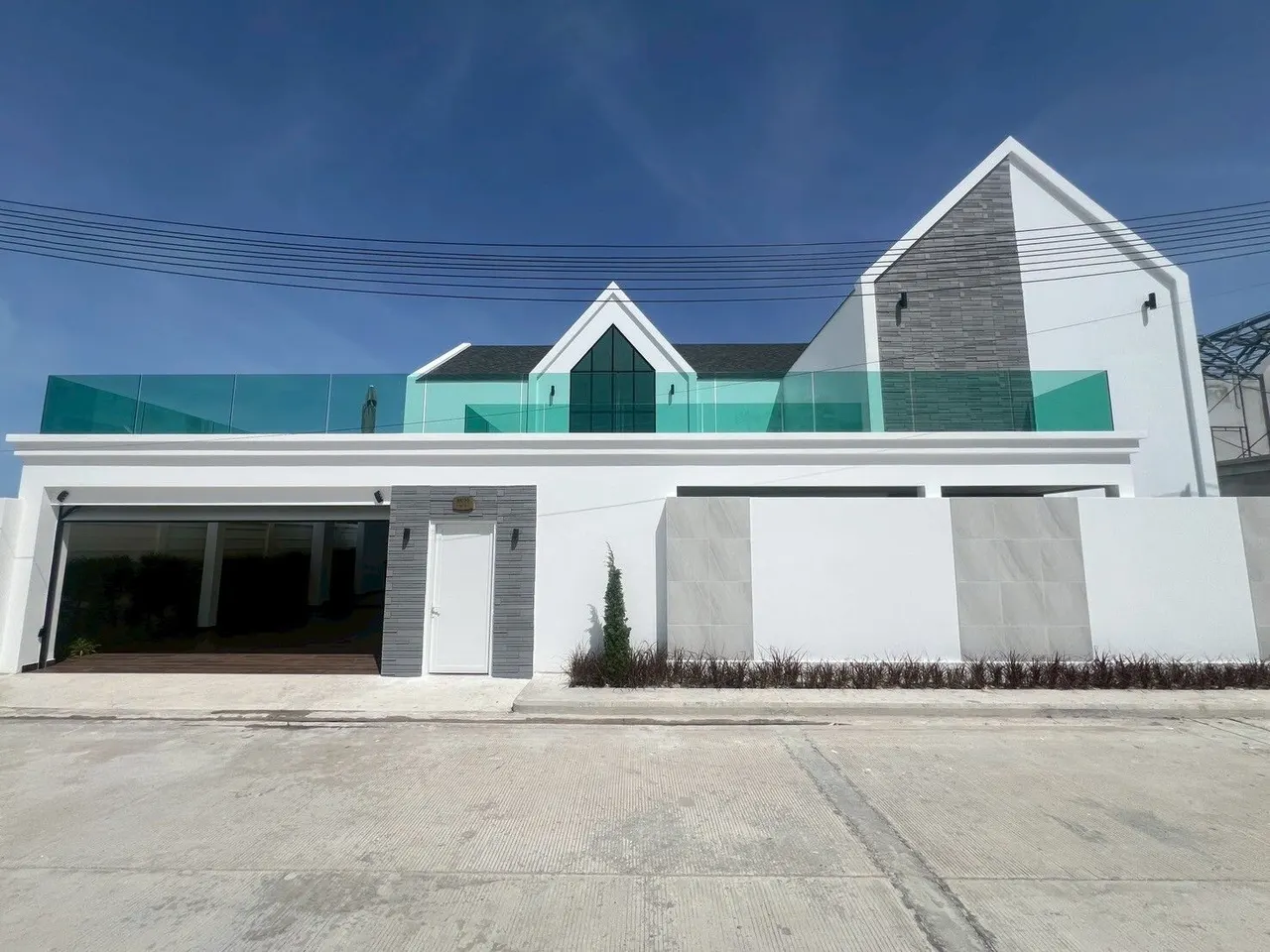 Villa · 3 bd · 4 ba · 308 m²