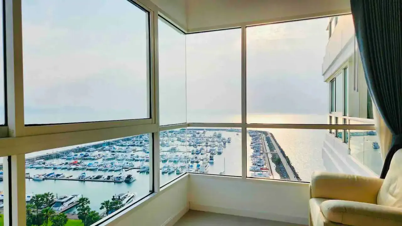 Condo · 1 bd · 1 ba · 90 m²