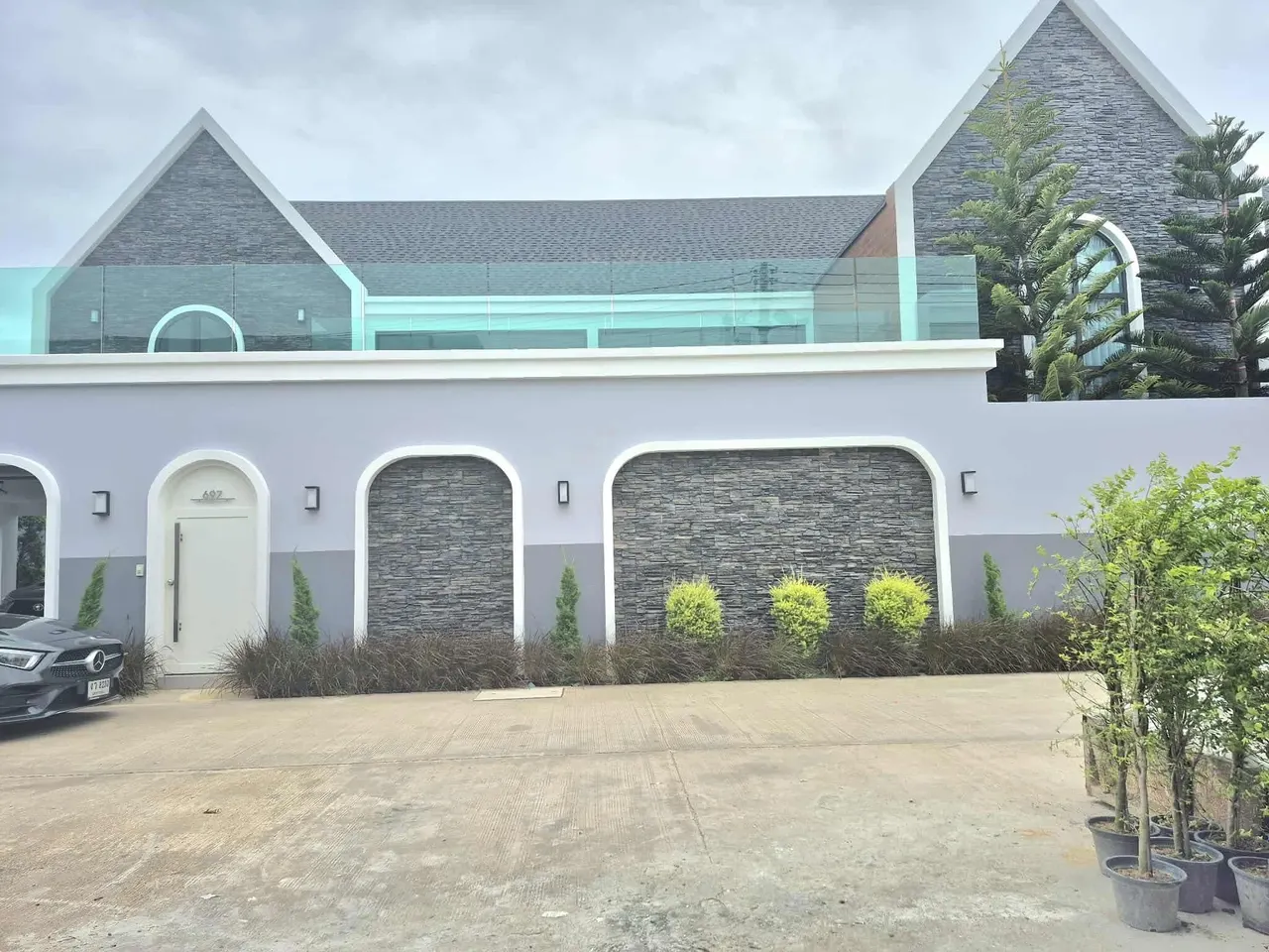 Villa · 4 bd · 6 ba · 403 m²
