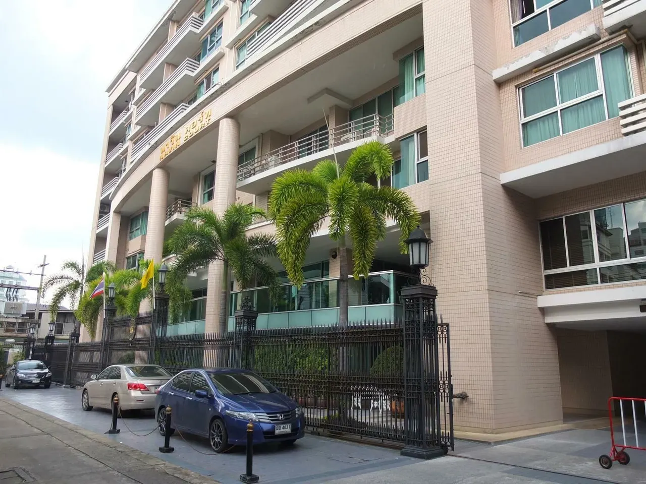 Navin Court