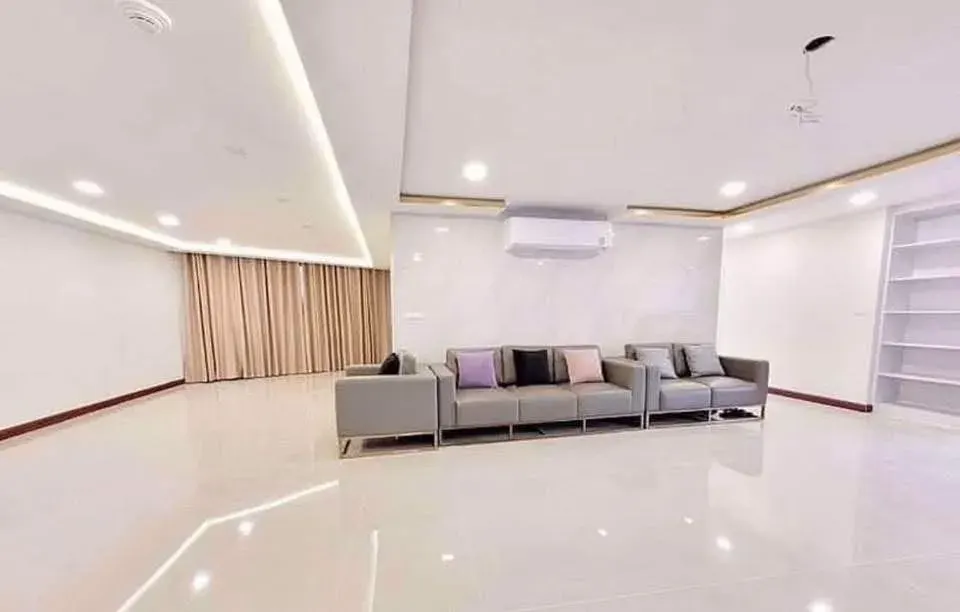 3 室 · 4 卫 · 220 m²