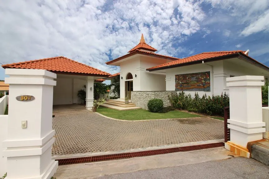 Villa · 4 bd · 4 ba · 250 m²
