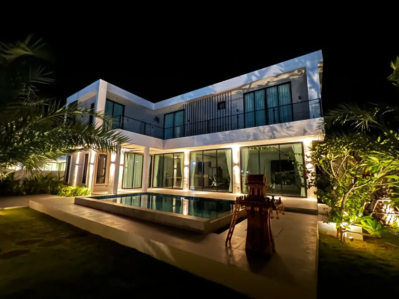 4 ห้องนอน · 3 ห้องน้ำ · 220 m²