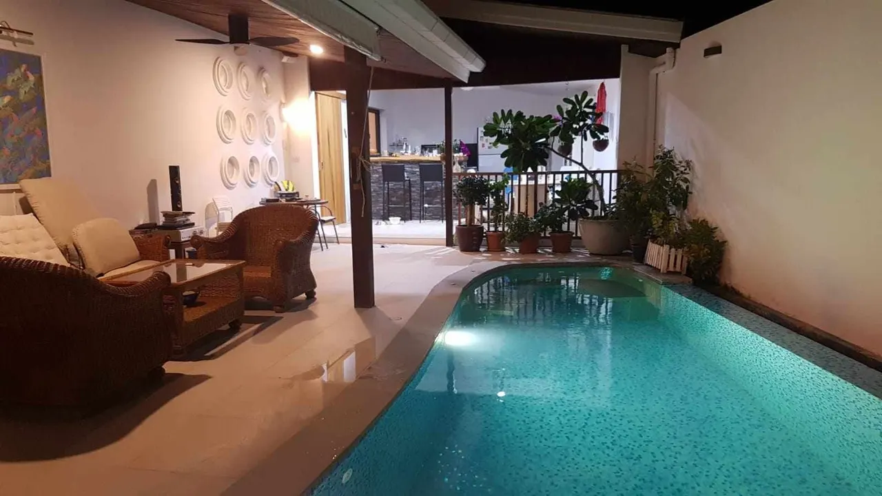 3 bd · 3 ba · 250 m²